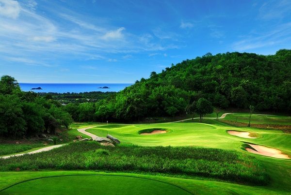 Par 3 with hills and ocean in the background at Banyan Golf Club